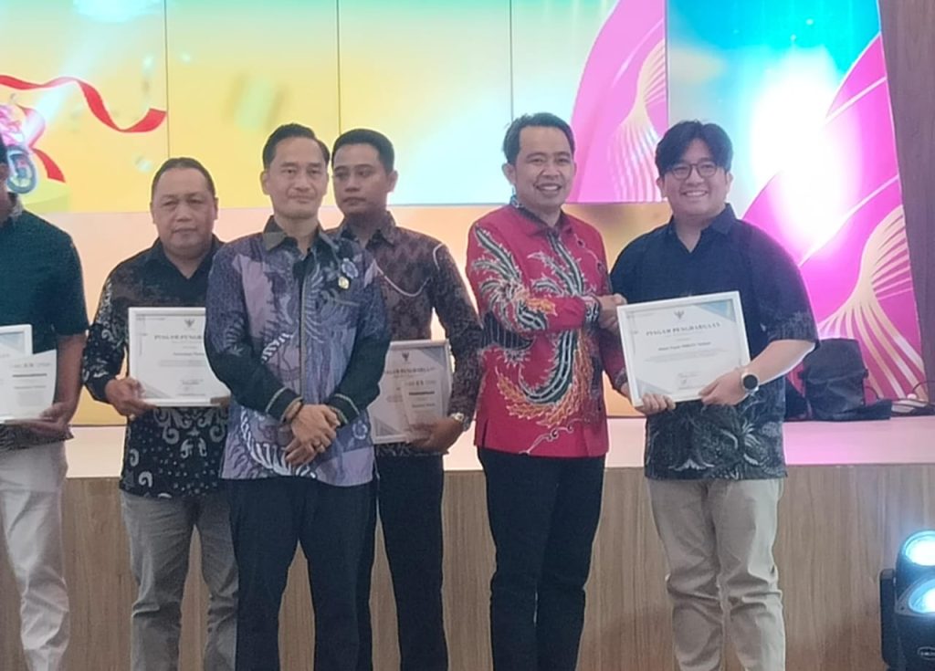 Bupati Jember Muhammad Fawait saat serahkan penghargaan.foto Edi Mulyono