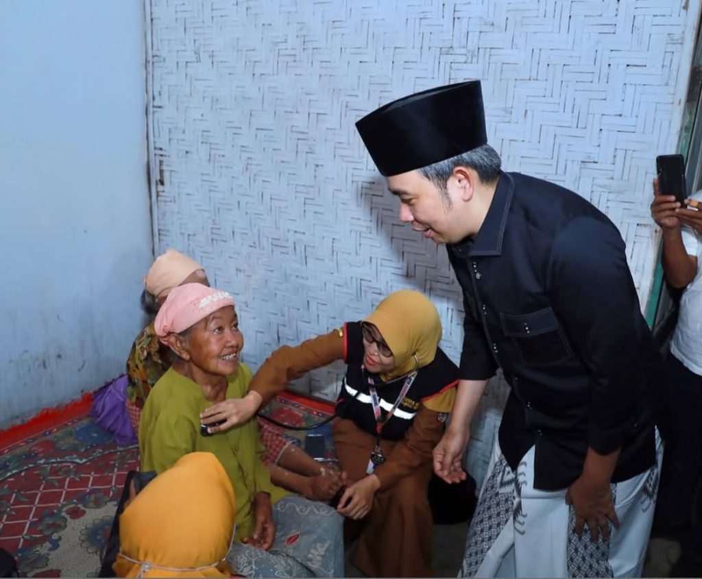 Gus Fawait Mulai Dilirik dalam Peta Politik Jatim, Pengamat Ungkap 5 Modal yang Dimilikinya Bupati Jember Muhammad Fawait saat kunjungi pasien.foto istimewa