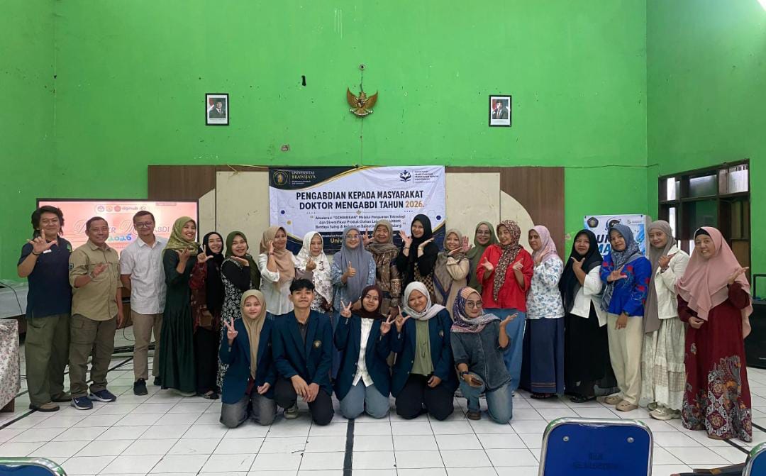 Keterangan Foto: Tim Universitas Brawijaya bersama peserta dan pelaku UMKM berfoto bersama dalam kegiatan Pengabdian kepada Masyarakat Doktor Mengabdi 2026 di Kelurahan Arjosari, Kota Malang. Kegiatan ini mendorong diversifikasi produk olahan lele serta penguatan teknologi produksi untuk meningkatkan daya saing UMKM. Foto: Istimewa