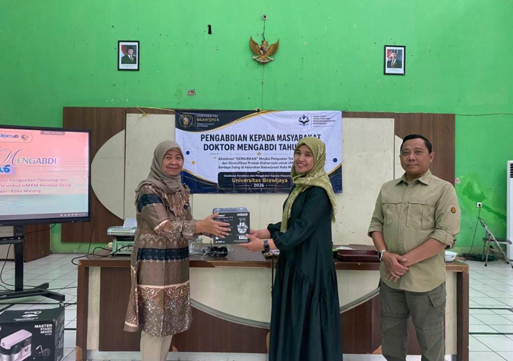 Gebrakan Teknologi UB di Arjosari: Kreasikan Olahan Lele Oven Bebas Minyak, Solusi Camilan Bergizi Tinggi Penyerahan peralatan pendukung pengolahan pangan dalam program Pengabdian kepada Masyarakat Universitas Brawijaya di Kelurahan Arjosari, Kota Malang. Program ini mendukung UMKM setempat mengembangkan diversifikasi produk olahan lele melalui pemanfaatan teknologi produksi yang lebih efektif dan higienis. Foto: Istimewa