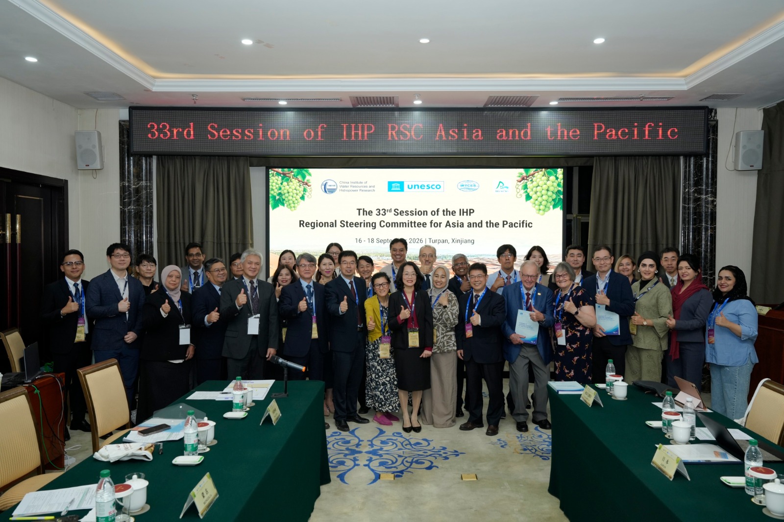 Sesi foto bersama peserta forum International Hydrological Programme (IHP) UNESCO tingkat Asia dan Pasifik.