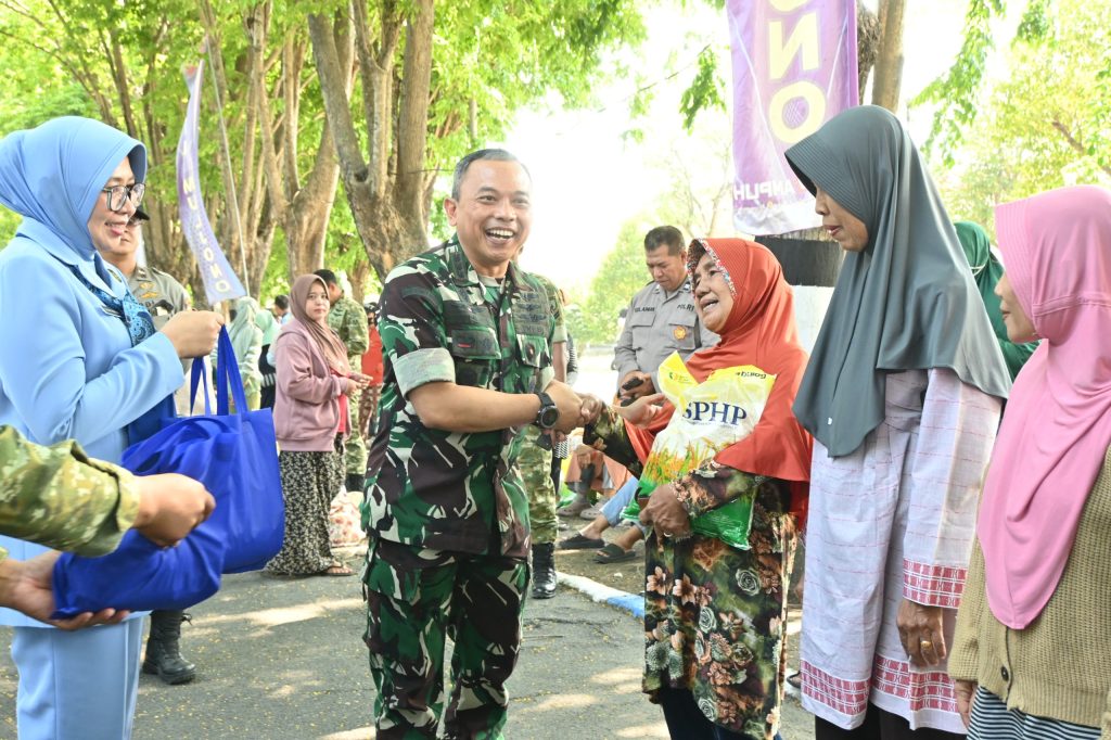 HUT ke-81 TNI, Lanud Muljono Hadirkan Bazar Murah, Sembako Dibagikan untuk Warga Komandan Lanud Muljono Kolonel Pnb Wisnu Aji Prabowo bersama jajaran saat kegiatan bazar sembako dalam rangka HUT ke-81 TNI, Selasa (22/9/2026). (FT/Wawan)