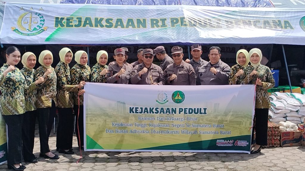 Kajati Sumbar Bawa 1,5 Ton Beras untuk Korban Galodo