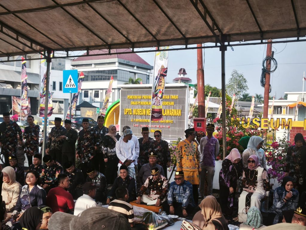 Beseprah di Erau Kutai: Saat Sultan dan Rakyat Duduk Sejajar di Atas Tikar Suasana rangkaian Erau Adat Pelas Benua di Tenggarong, Kutai Kartanegara