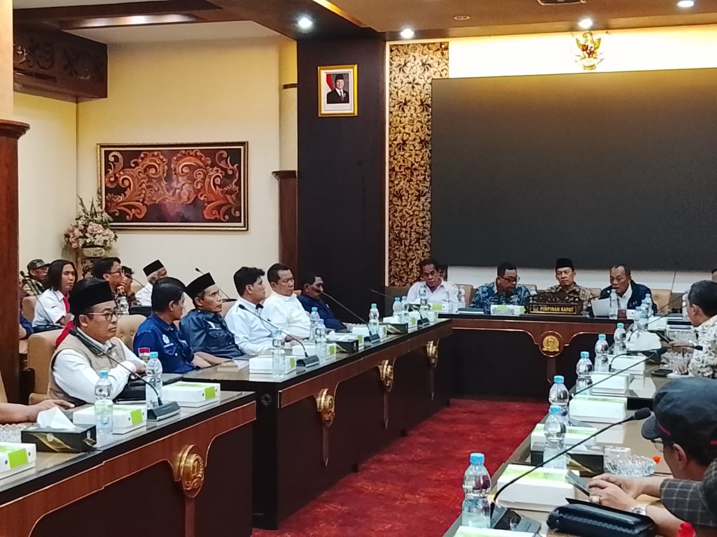 Buruh Jatim Bawa 11 Tuntutan ke DPRD, Soroti PHK