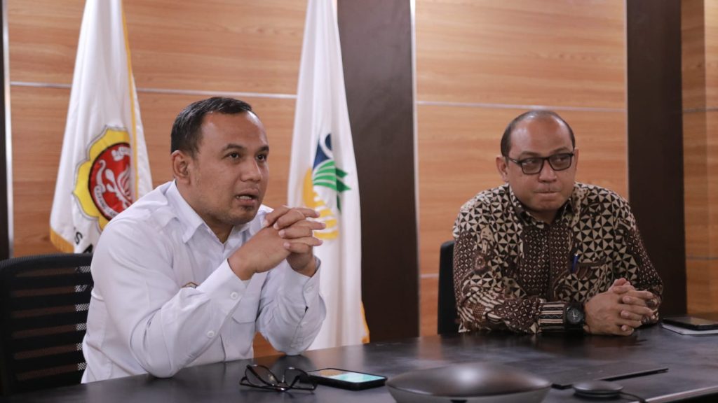 Kepala Diskominfo jember.Akhmad Helmi Luqman saat ikuti koordinasi dengan Kemensos RI. Foto Diskominfo