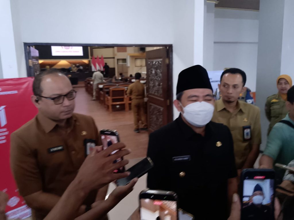 Bupati Jember Muhammad Fawait saat seusai ikuti rapat paripurna DPRD. Foto Edi Mulyono
