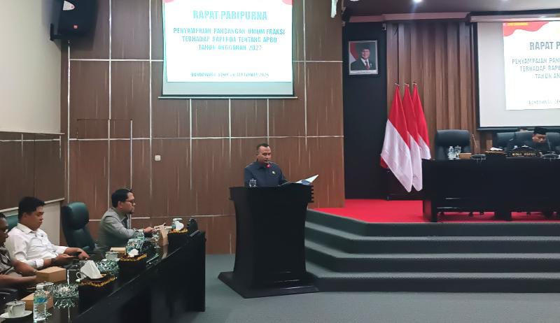 Demokrat-PKS Soroti Utang Rp45 Miliar di APBD 2027 Foto: Ketut Yudi Kartiko, Fraksi Demokrat-PKS saat membacakan PU Fraksi dalam rapat paripurna di DPRD Bondowoso