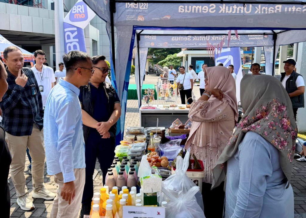 BRI Jember Jadikan Nasabah sebagai Kompas, HPN 2026 Diwarnai Sapaan Hangat dan Apresiasi Ketika petugas BRI sapa pelanggan..foto istimewa