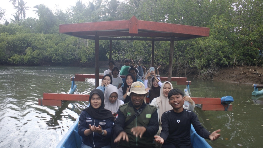 Kegiatan susur mangrove untuk bahan konten Instagram