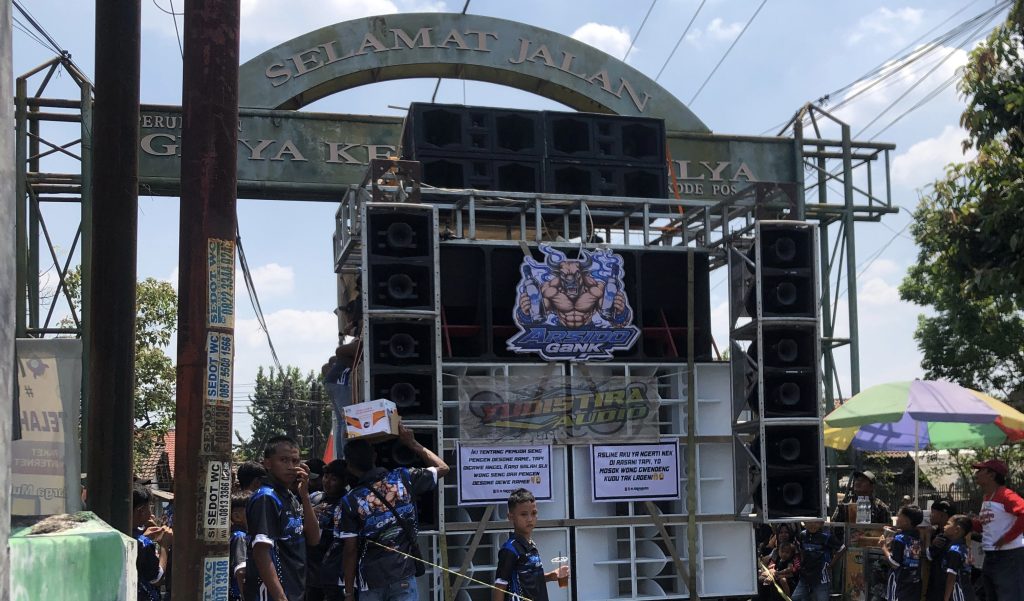 Sound Horeg ukuran besar sempat nyangkut di Gapura Perumahan Griya Kencana Mulya
