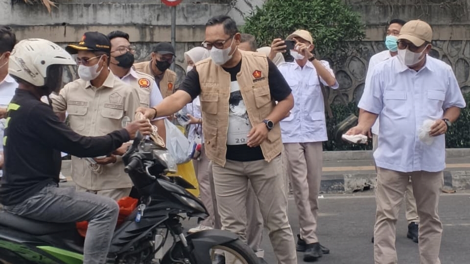 Seno Aji Turun Tangan di Tengah Kabut Asap, 1.500 Masker Dibagikan Keterangan foto: Wakil Gubernur Kalimantan Timur Seno Aji bersama jajaran kader Gerindra membagikan masker kepada pengendara di Samarinda sebagai respons terhadap kondisi kabut asap yang menyelimuti kota.