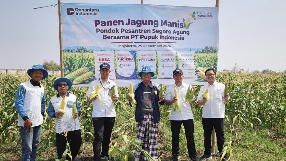 Pupuk Indonesia dan Ponpes Segoro Agung Panen Jagung Manis, Dorong Pertanian Produktif dan Kemandirian Pesantren KH Bimo Agus Sunarno