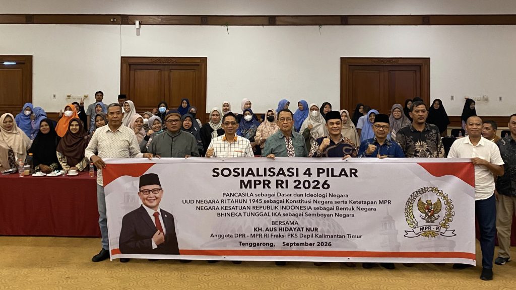 Sosialisasi 4 Pilar di Kukar, KH Aus Hidayat Nur Tekankan Pentingnya Persatuan Anggota MPR RI KH Aus Hidayat Nur bersama peserta berfoto usai kegiatan Sosialisasi 4 Pilar MPR RI di Tenggarong, Kutai Kartanegara, Senin (28/9/2026).