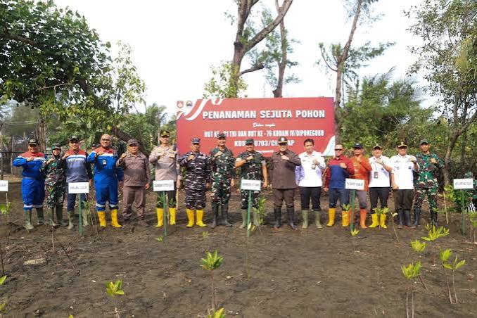 Korem 071 Tanam Seribu Mangrove di Pantai Sodong