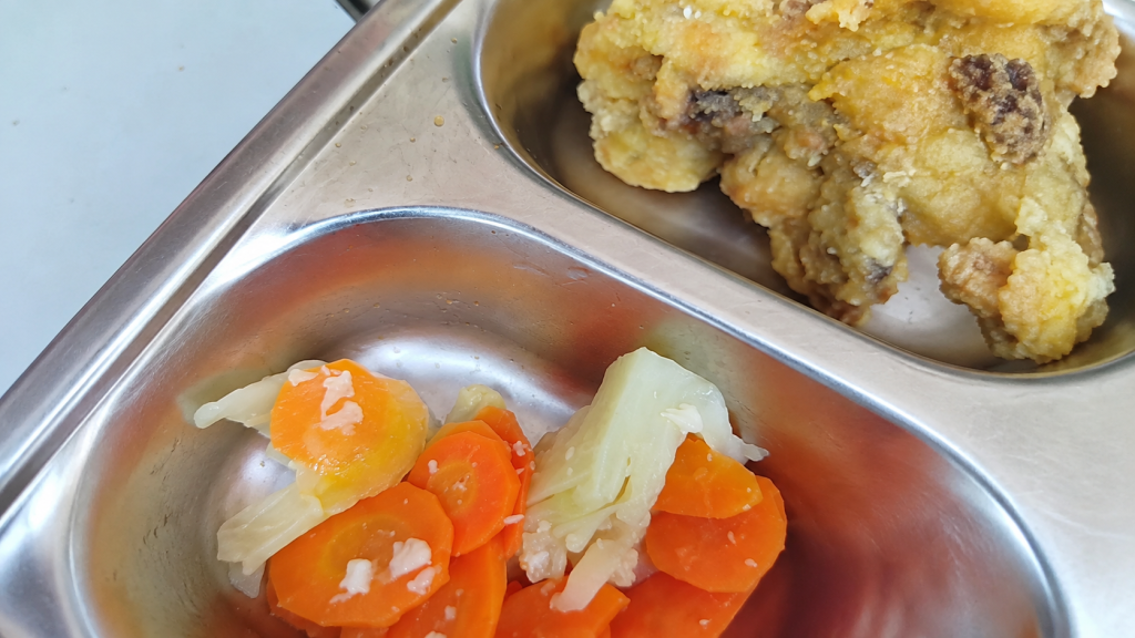 Ompreng MBG Dikritik Kotor di Medsos, SPPG Buka Suara: Disebut Sisa Minyak, Bukan Karat Makanan Bergizi Gratis Foto.Hasil tangkapan layar medsos.