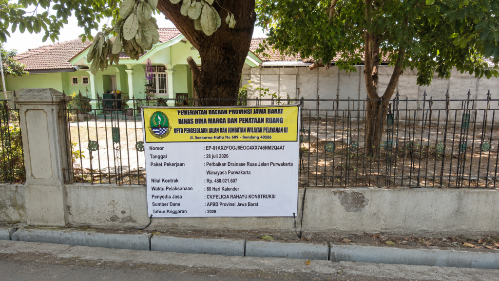 Proyek Drainase Rp480 Juta di Purwakarta Disorot, Warga Keluhkan Banjir dan Upah Belum Dibayar Papan informasi proyek perbaikan drainase ruas Jalan Purwakarta–Wanayasa, Jawa Barat, dengan nilai kontrak Rp480.021.607 yang bersumber dari APBD Provinsi Jawa Barat Tahun Anggaran 2026.
