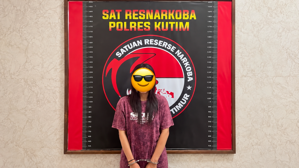 Perempuan di Kombeng Diamankan, Polisi Sita 40,83 Gram Sabu Polisi mengamankan seorang perempuan berinisial S alias EW bersama barang bukti yang diduga sabu seberat total 40,83 gram di Jalan Danau Kerinci, Desa Makmur Jaya, Kecamatan Kombeng, Minggu (6/9/2026) (Humas Polres Kutim)
