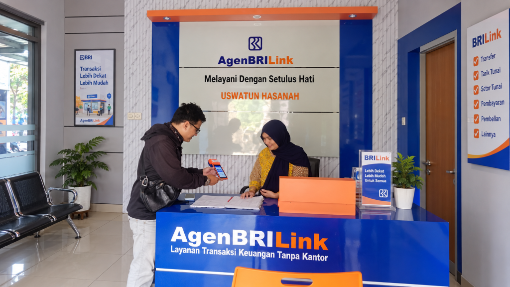 Aktivitas pelayanan transaksi di Agen BRILink Uswatun Hasanah, Desa Wringin, Kecamatan Wringin, Kabupaten Bondowoso.