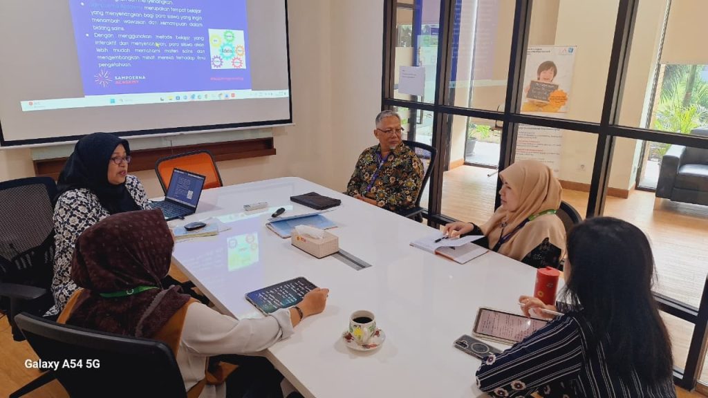 Dari Kampus ke Ruang Kelas: Dosen PGSD UNJ Belajar Bersama Guru melalui Program Dosen ke Sekolah Tim dosen PGSD FIP Universitas Negeri Jakarta (UNJ) berdiskusi bersama jajaran Sampoerna Academy BSD dalam rangka pelaksanaan Program Dosen ke Sekolah (PDS) di Tangerang Selatan.