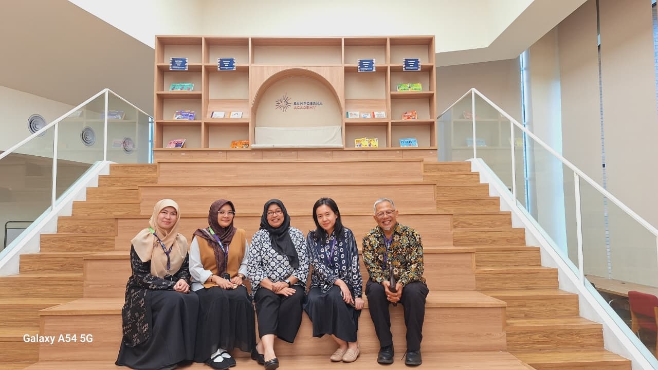 Tim dosen PGSD FIP Universitas Negeri Jakarta (UNJ) berfoto bersama di Sampoerna Academy BSD, Tangerang Selatan, dalam rangka pelaksanaan Program Dosen ke Sekolah (PDS).