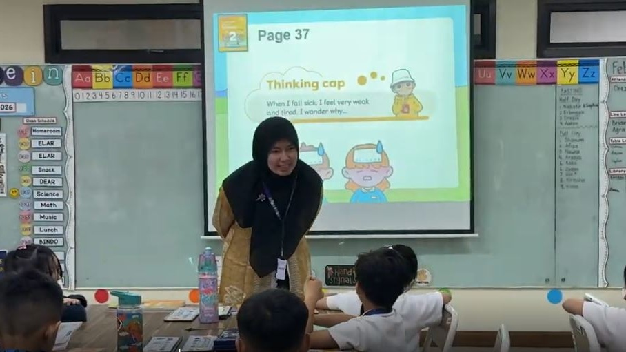Dosen PGSD FIP Universitas Negeri Jakarta (UNJ) melaksanakan praktik mengajar langsung di kelas rendah Sampoerna Academy BSD melalui pendekatan Inquiry-Based Learning sebagai bagian dari Program Dosen ke Sekolah (PDS).