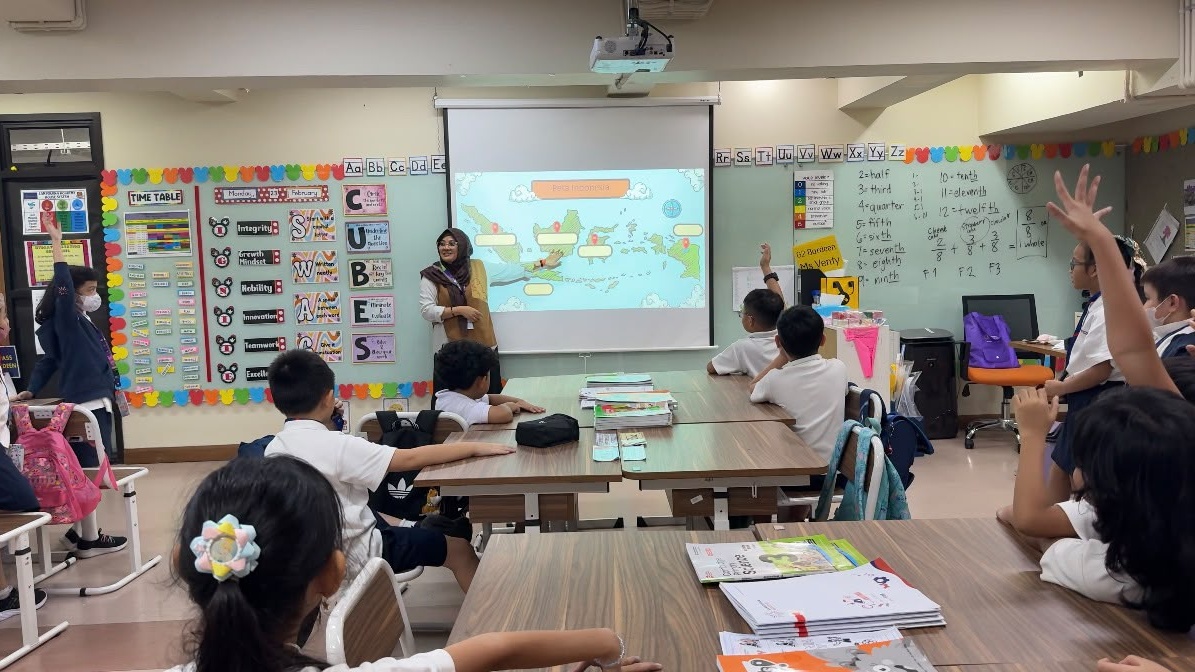 Dosen PGSD FIP Universitas Negeri Jakarta (UNJ) melaksanakan praktik mengajar di kelas tinggi Sampoerna Academy BSD dengan melibatkan siswa secara aktif dalam pembelajaran sebagai bagian dari Program Dosen ke Sekolah (PDS).