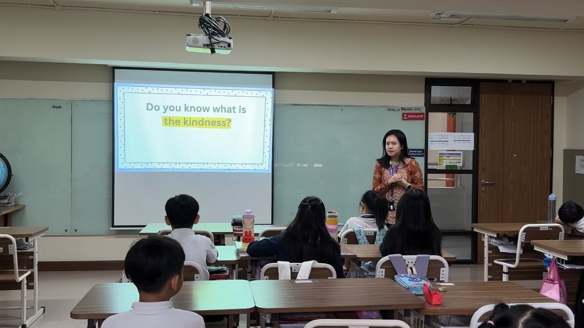 Dosen PGSD FIP Universitas Negeri Jakarta (UNJ) memberikan pembelajaran kepada siswa Sampoerna Academy BSD dalam praktik mengajar langsung sebagai bagian dari rangkaian Program Dosen ke Sekolah (PDS).