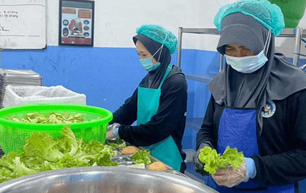 SPPG De La Tina Terapkan SOP Higiene, Relawan Wajib Gunakan APD Pakai APD: SPPG De La Tina.