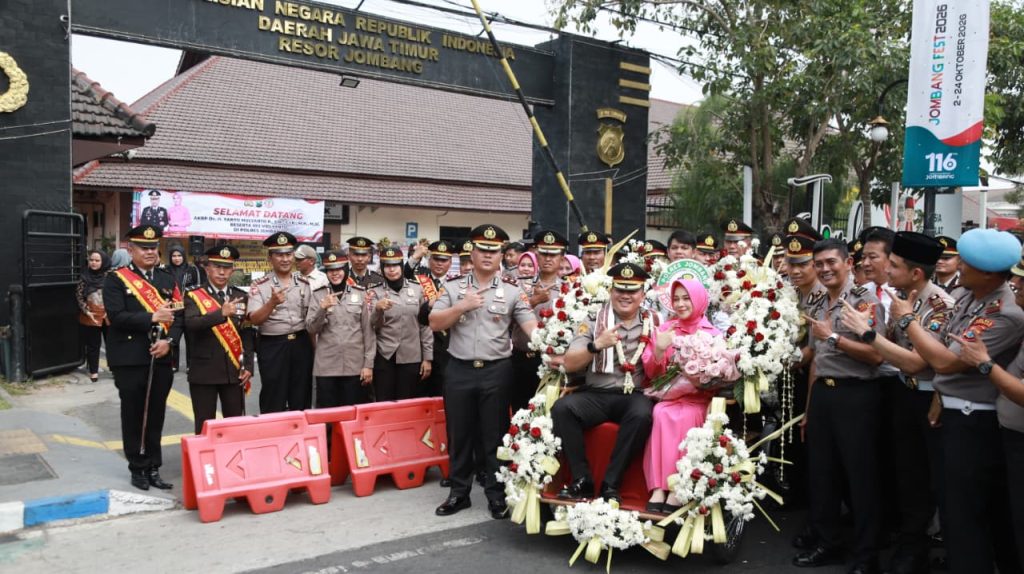 Pedang Pora Warnai Pergantian Kapolres Jombang