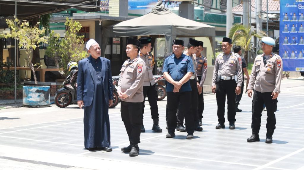 Kapolres Jombang Sowan Kiai Darul Ulum