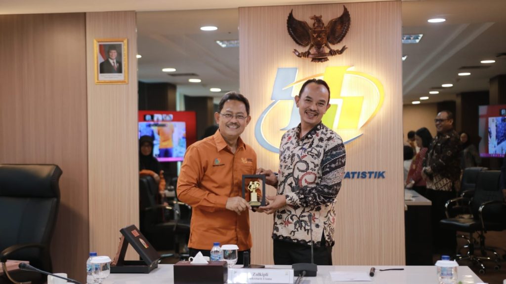 Pemkab Jember Gandeng BPS Pusat, Data Intervensi Kemiskinan Bakal Diintegrasikan Kepala dinas Sosial Kabupaten Jember Lingga Diputra ( baju batik ).foto Diskominfo