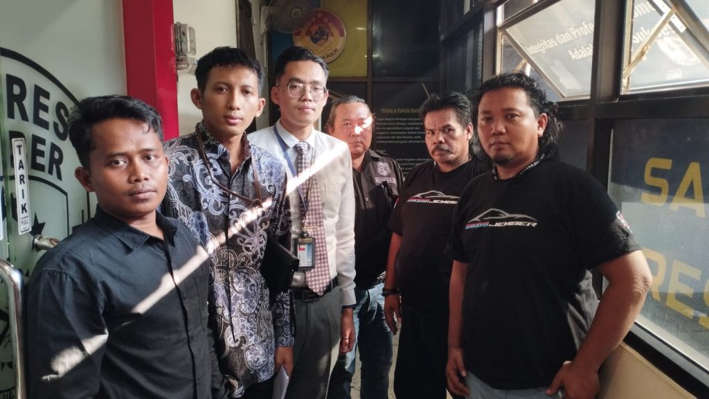 Merasa Dijebak Tawaran Asuransi, Pemilik Innova Reborn Adukan Leasing ke Polres Jember Kuasa hukum Vina dan Malik bersama LSM Sakera Jember.foto Edi Mulyono