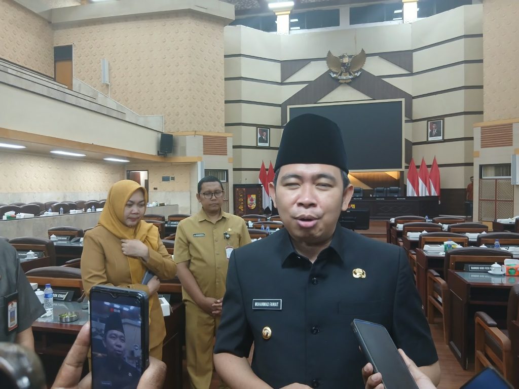 Bupati Jember Muhammad Fawait saat memberikan keterangan kepada wartwan, seusai ikuti sidang paripurna. Foto Edi Mulyono