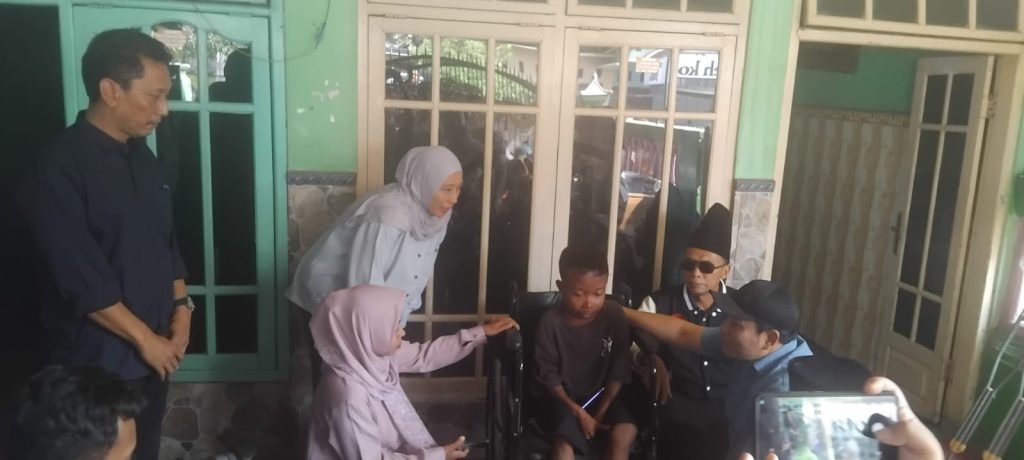 Peduli Kemanusiaan, Bupati Subandi Bersama Jajaran Dinsos Beri Kursi Roda dan Tinjau RTLH Warga Jabon