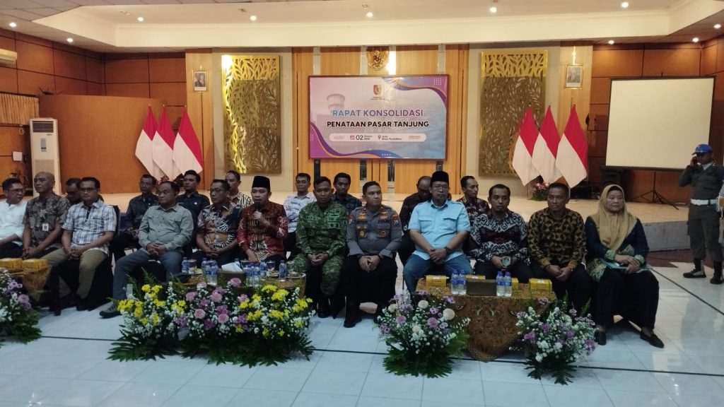 Bupati jember Muhammad Fawait (memegang mik) saat memimpin dialog masalah pasar tanjung. Foto Edi Mulyono
