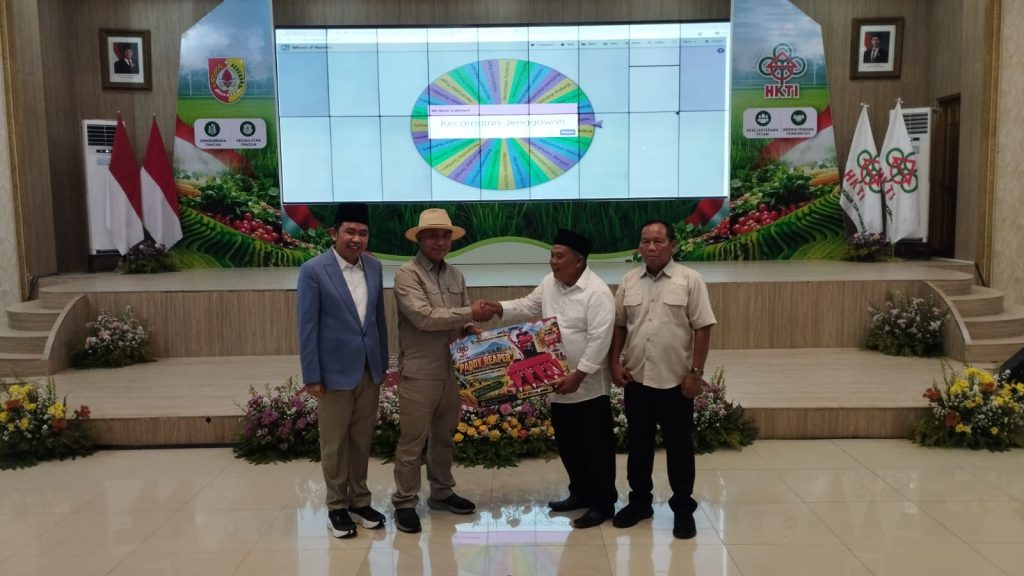 Gus Fawait Ajak HKTI Kawal Jember Kembali Jadi Lumbung Pangan Bupati Jember Muhammad Fawait ( kiri ) Bersama ketua HKTI Provinsi Jawa Timur H Arum Sabil saat serahkan bantuan.foto Edi Mulyono