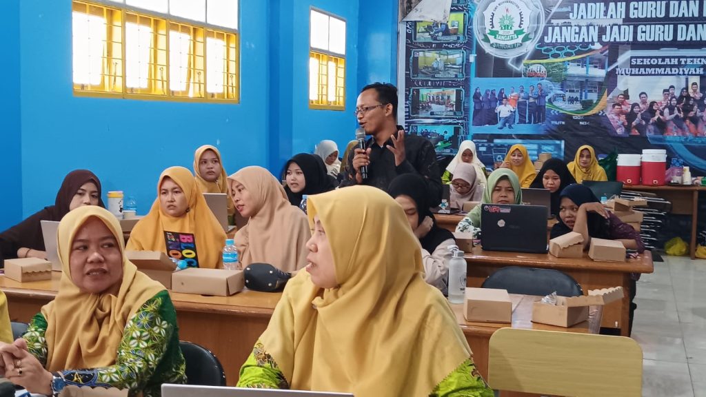 PCA Sangatta Utara Dorong Perempuan Berdaya melalui Dakwah, Edukasi, dan Aksi Sosial Agus Sultonik, M.Pd., Ketua Majelis Pustaka dan Informasi (MPI) Muhammadiyah Kutai Timur, menyampaikan materi pembuatan media pembelajaran interaktif kepada peserta dalam kegiatan Sehari Bersama PCA Sangatta Utara di SMK Muhammadiyah Sangatta Utara, Minggu (4/10/2026). (Foto: PCA Sangatta Utara)