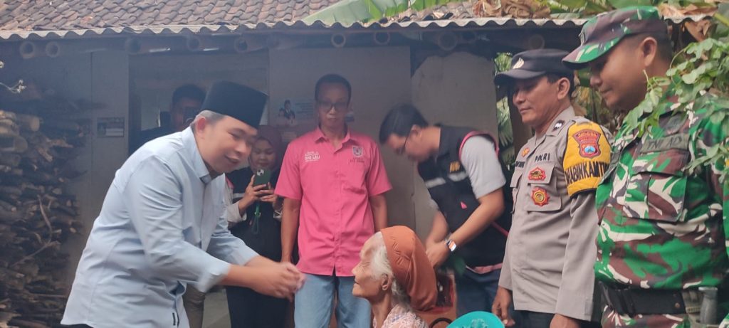 Lewati Jalan Terjal Gus Fawait Bersama Tim Home Care Layani Warga Yang Butuh Pelayanan kesehatan Bupati Jember Muhammad Fawait saat kunjungi lansia bersama tim Home Care. Foto Edi Mulyono