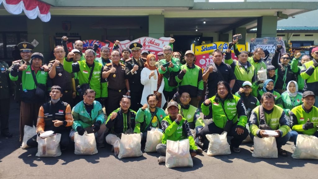 Komandan Kodim 0824 jember Letkol inf Rifqi Muhammad Syuhada ,S.IP., M.I.P.Bersama para ojol.Foto Edi Mulyono
