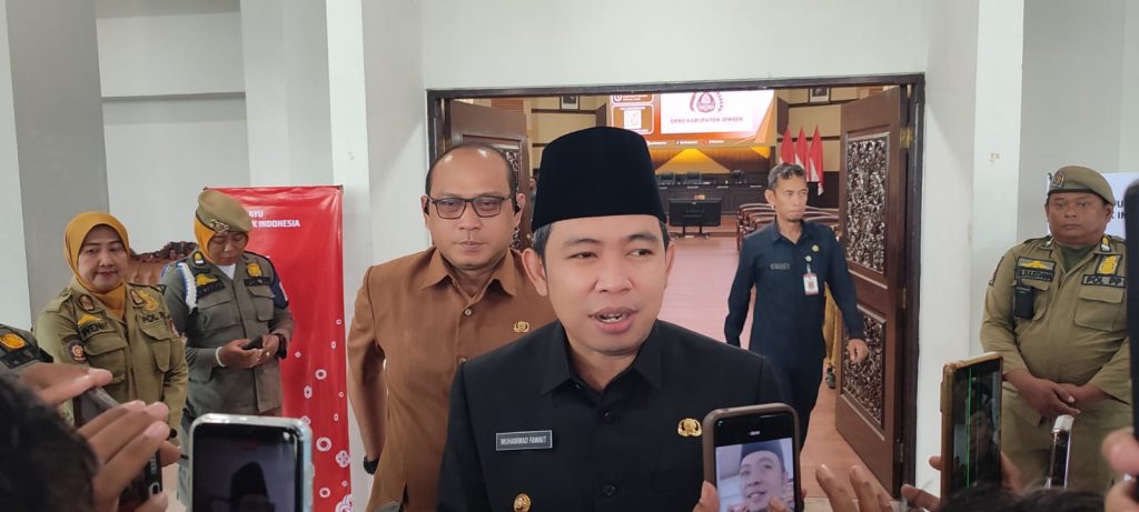 Bupati Gus Fawait Sambangi Kodim 0824 Jember, Sampaikan Pesan TNI Kuat Bersama Rakyat Bupati Jember Muhammad Fawait saat potong tumpeng di acara HUT TNI ke 81.Foto Edi Mulyono