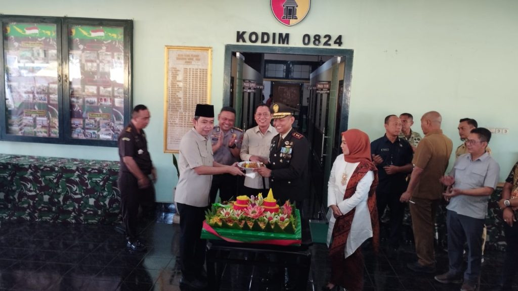Bupati Gus Fawait Sambangi Kodim 0824 Jember, Sampaikan Pesan TNI Kuat Bersama Rakyat Bupati Jember Muhammad Fawait saat potong tumpeng di acara HUT TNI ke 81.Foto Edi Mulyono