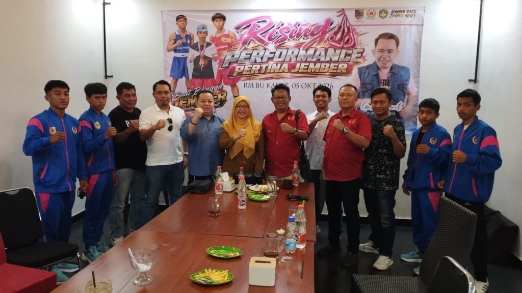 Ketua KONI Jember Ervan Friambodo ( tengah ) bersama rombongan saat mengunjungi Pertina Jember. Foto Edi Mulyono