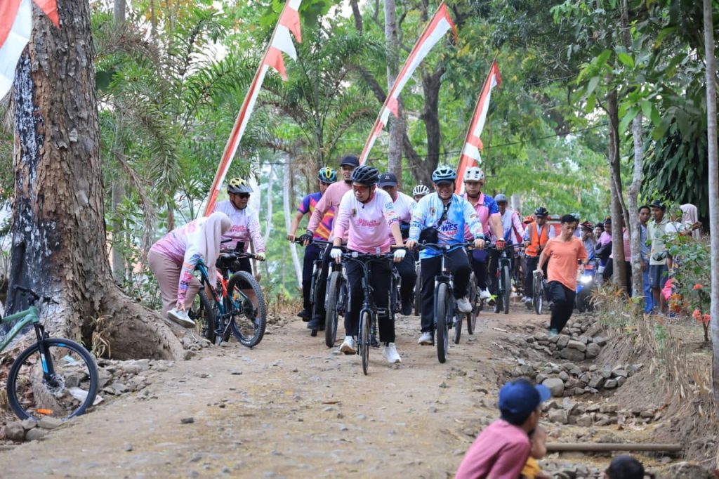 Gowes Bareng Pemkab Jember Tak Sekadar Olahraga, Gus Fawait Soroti Hilirisasi Kopi hingga Sekolah Rusak Bupati Jember Muhammad Fawait saat lakukan goes.Foto Diskominfo