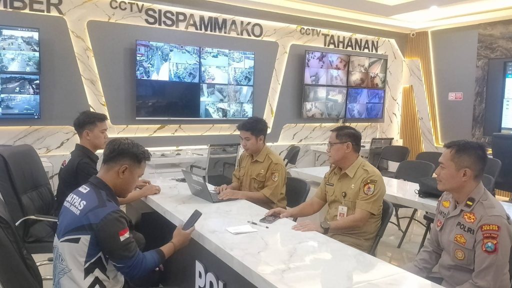 Kepala Disdukcapil jember Bambang Saputra ( kanan tengah ) saat si Mapolres Jember. ( Foto .Edi Mulyono)