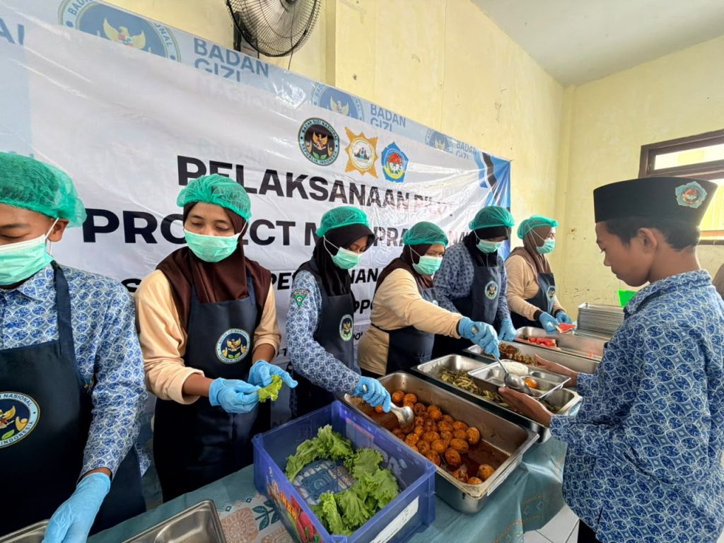 Dari Meja Makan, Mayjen (Purn.) Gautama Nilai MBG Prasmanan Trowulan Mampu Bentuk Karakter Siswa Petugas SPPG Garuda Trowulan menyiapkan dan menyajikan menu Makan Bergizi Gratis (MBG) dengan konsep prasmanan kepada siswa di MTs Tahfidzul Qur’an Segoro Agung, Trowulan, Kabupaten Mojokerto. Model prasmanan ini menjadi pilot project yang diharapkan turut melatih kedisiplinan, kejujuran, kesetiakawanan, dan kebersamaan siswa.