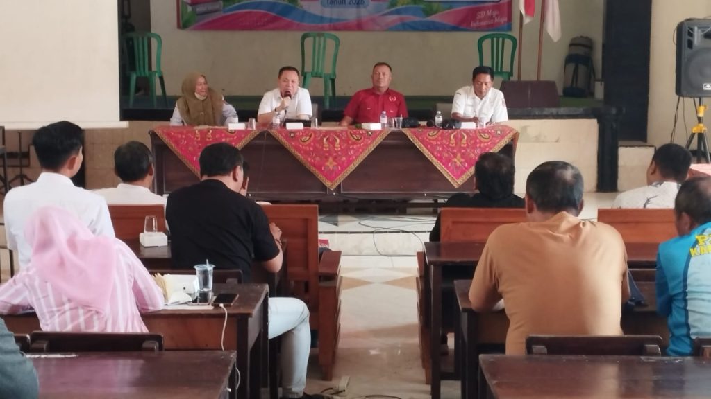 Ketua PASI Jember Ahmadi Wijaya ( nomer dua dari kiri ) saat pimpin rakor persiapan kejuaraan Atletik. Foto Edi Mulyono