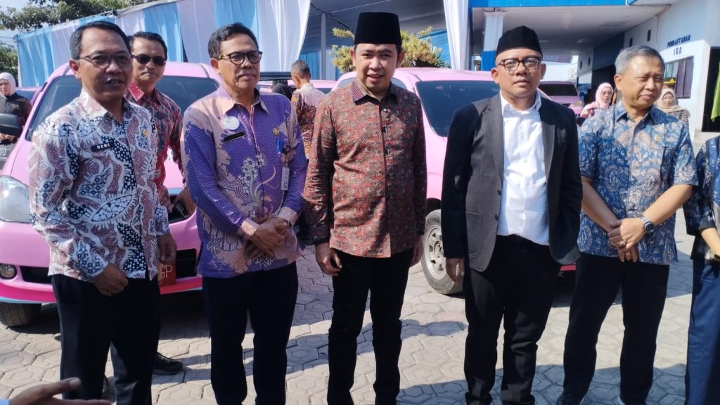 Mobil Cinta Diluncurkan di Jember, Pasien Kurang Mampu Kini Bisa Pulang Gratis dari Rumah Sakit Bupati Jember Muhammad Fawait bersama rombongan saat pemberangkatan perdana mobil cinta.foto Edi Mulyono