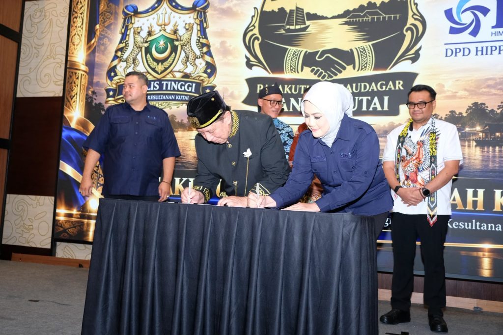HIPPI Kaltim dan Majelis Rintis Pasakutuan Saudagar Penandatanganan kesepahaman antara DPD HIPPI Kalimantan Timur dan Majelis Tinggi Kerabat Kesultanan Kutai sebagai langkah awal pembentukan Pasakutuan Saudagar Tanah Kutai, disaksikan Wakil Gubernur Kaltim dan Bupati Kutai Kartanegara di Samarinda, Jumat (9/10/2026)
