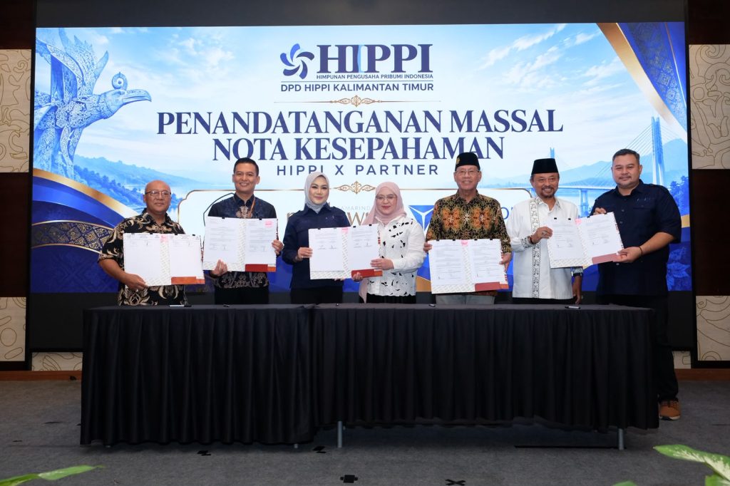 HIPPI Kaltim Gandeng Muhammadiyah dan NU Perkuat Ekonomi Umat, Buka Peluang Bisnis dan Perluas Jejaring UMKM Ketua DPD HIPPI Kalimantan Timur, dr. Montik Dewi Rahayu, bersama perwakilan Pimpinan Wilayah Muhammadiyah Kaltim, H. A. Sobyan Herman, dan Ketua PWNU Kaltim, H. Muhammad Fauzi Ahmad Bahtar, serta sejumlah mitra strategis memperlihatkan dokumen nota kesepahaman (MoU) kerja sama ekonomi dan bisnis dalam rangkaian Rakerda HIPPI Kaltim di Samarinda, Jumat (9/10/2026). Kolaborasi ini bertujuan memperluas jejaring usaha, memperkuat UMKM, dan mendorong kemandirian ekonomi umat. (Foto: Istimewa)